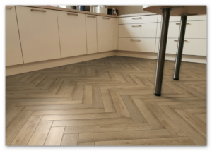 COREtec-Authentics-Regina-Herringbone-50-LVREH-139-Raumbild-01 Authentics Regina 50-LVREH-139