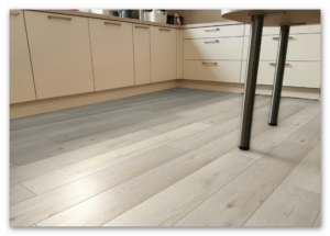 COREtec-Essentials-Dobra-Oak-51-50-LVPE-951-Raumbild-01 COREtec Essentials Dobra Oak 51 50-LVPE-951