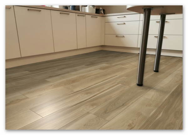 COREtec-Essentials-Ocala-Walnut-54-50-LVRE-2054-Raumbild-01 COREtec Essentials Ocala Walnut 54 50-LVRE-2054