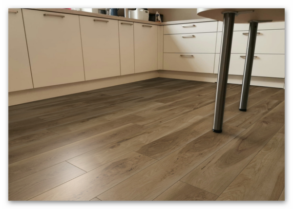 COREtec-Essentials-Ocala-Walnut-87-50-LVRE-2087-Raumbild-01 COREtec Essentials Ocala Walnut 87 50-LVRE-2087