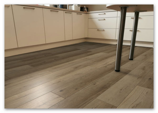 COREtec-Essentials-Tasman-Oak-50-50-LVPE-950-Raumbild-01 COREtec Essentials Tasman Oak 50 50-LVPE-950