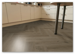 COREtec-Essentials-Texas-Oak-H86-50-LVRH-2486-Raumbild-01 COREtec Essentials Texas Oak Herringbone S H86 50-LVRH-2486